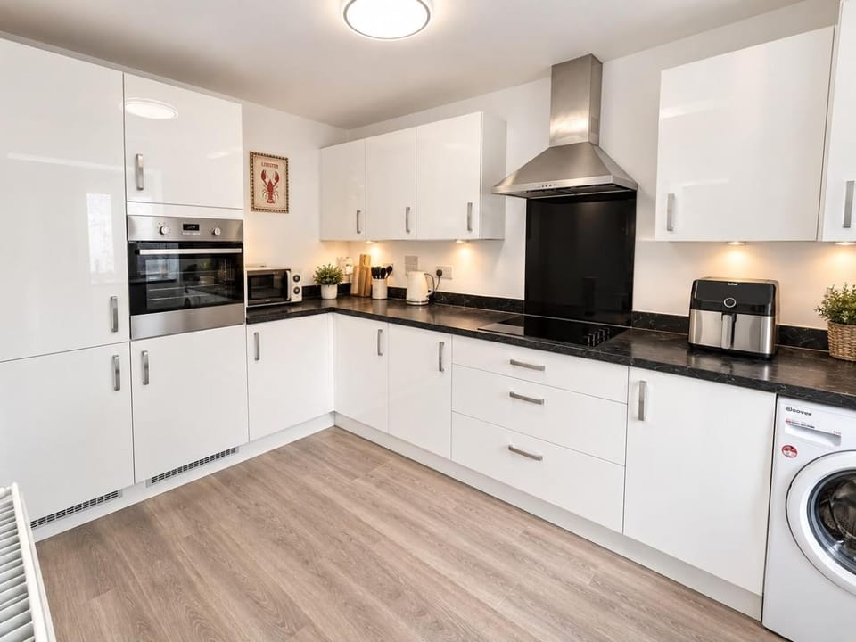 Contractors Wow 9Beds 25 Baths Parking Book Now! House in Basingstoke