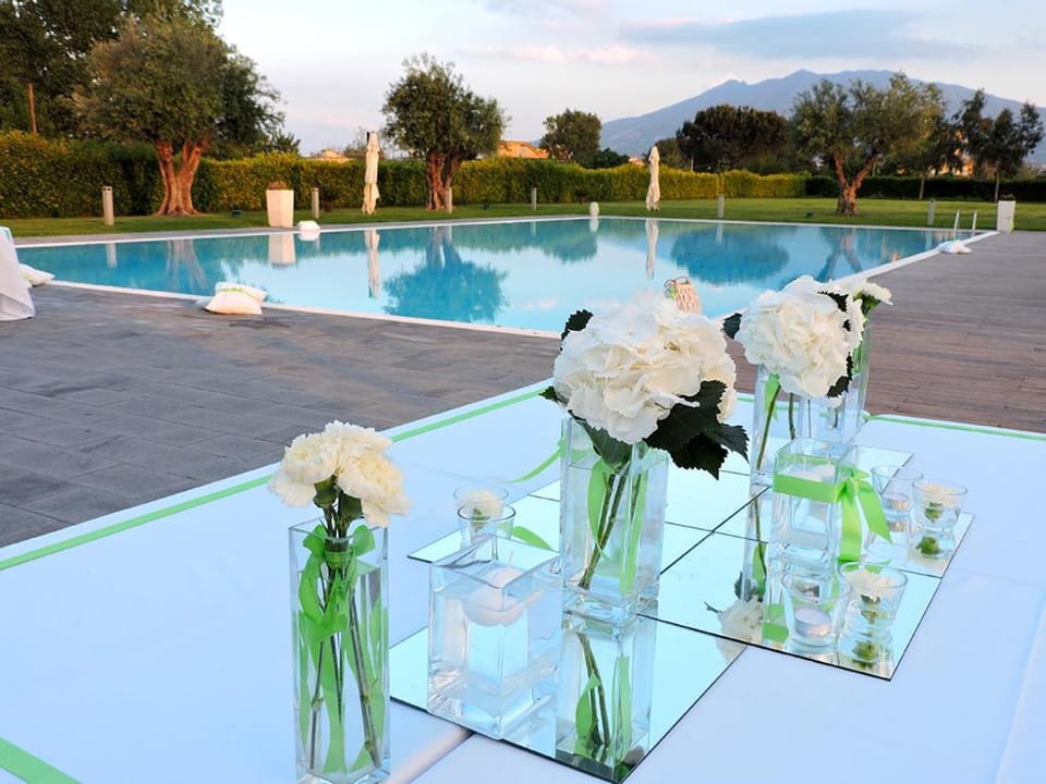 Restaurant/places to eat, Garden, Banquet/Function facilities, Swimming pool