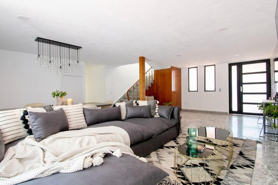 Coyoacán 6 bedroom house, 3 and a half bathrooms, 14 guests House in Mexico City