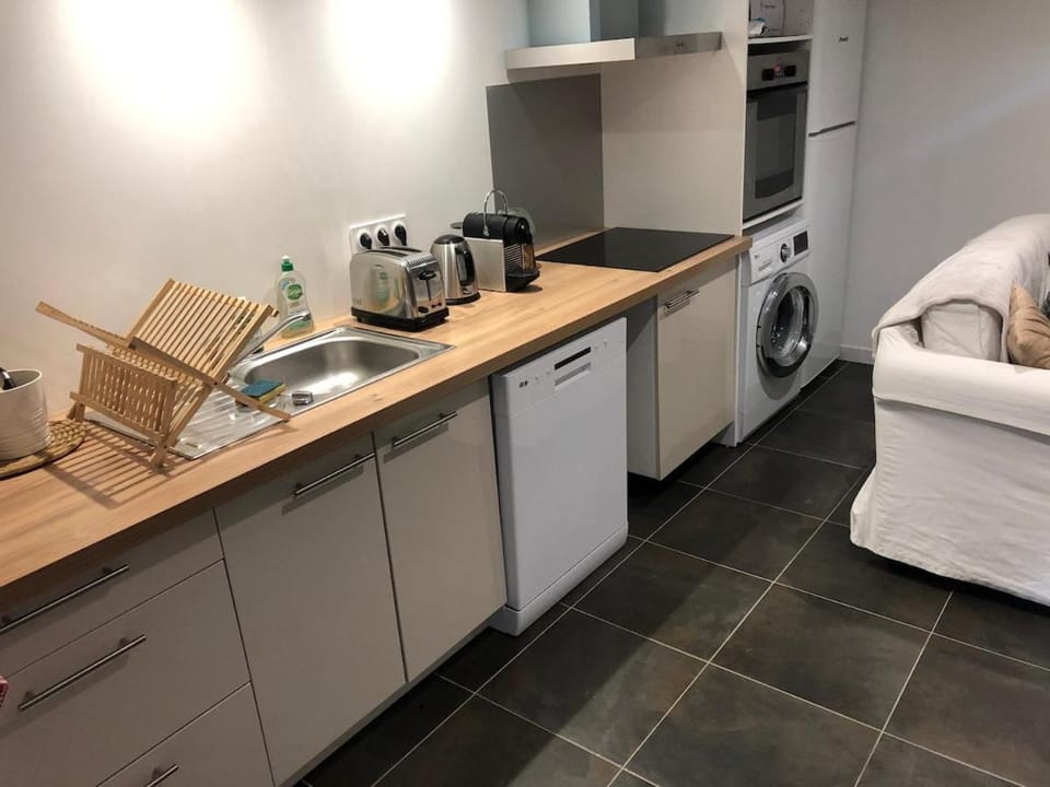Coffee/tea facilities, Kitchen or kitchenette, Living room, dishwasher, oven, stove, toaster, washing machine
