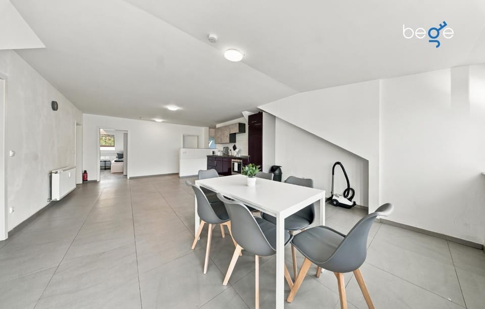 Kitchen or kitchenette, Dining area, oven