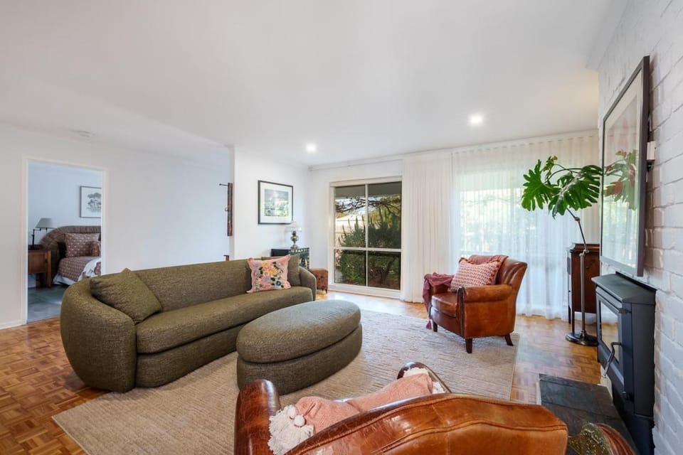 Seaside Retreat, Fireplace, Fire Pit & Alfresco House in Ocean Grove