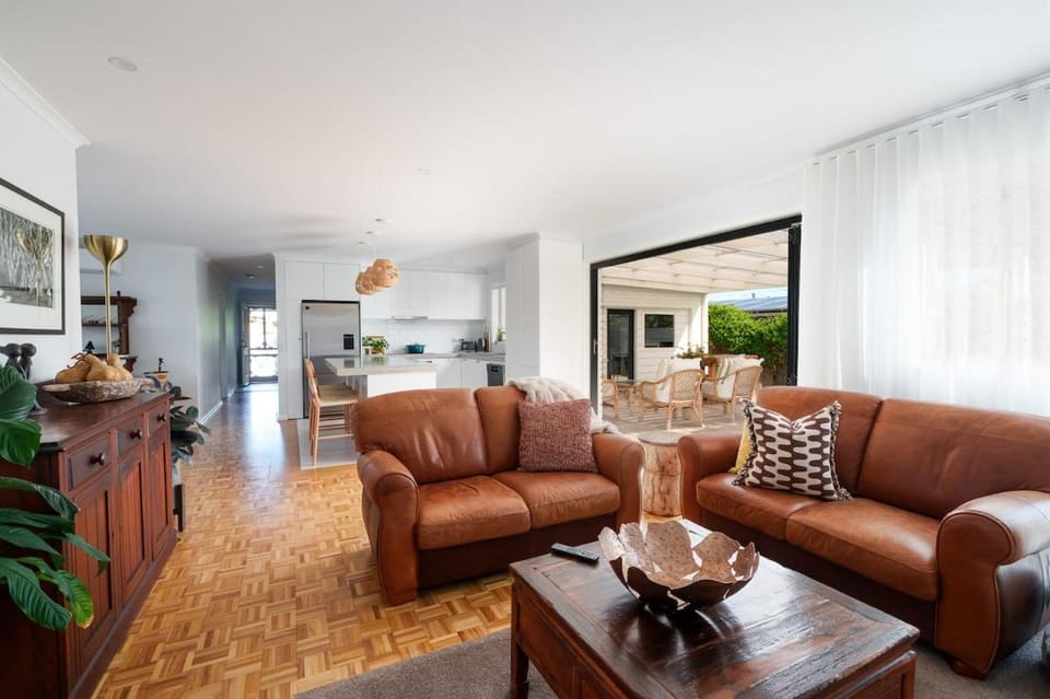 Seaside Retreat, Fireplace, Fire Pit & Alfresco House in Ocean Grove