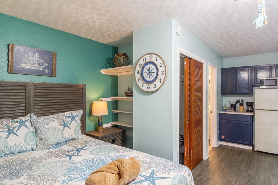 Hot Tub & Dock Access! Bayfront Studio Apartment in Fort Walton Beach