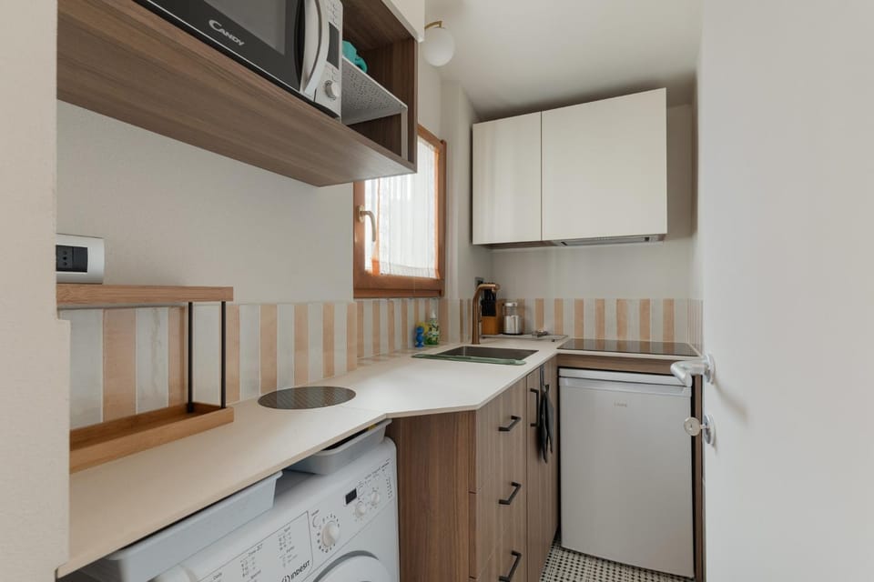 Kitchen or kitchenette