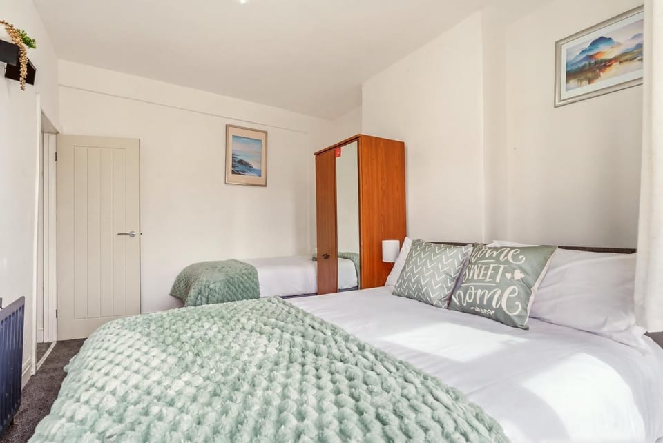 Bed, Photo of the whole room, Bedroom, wardrobe