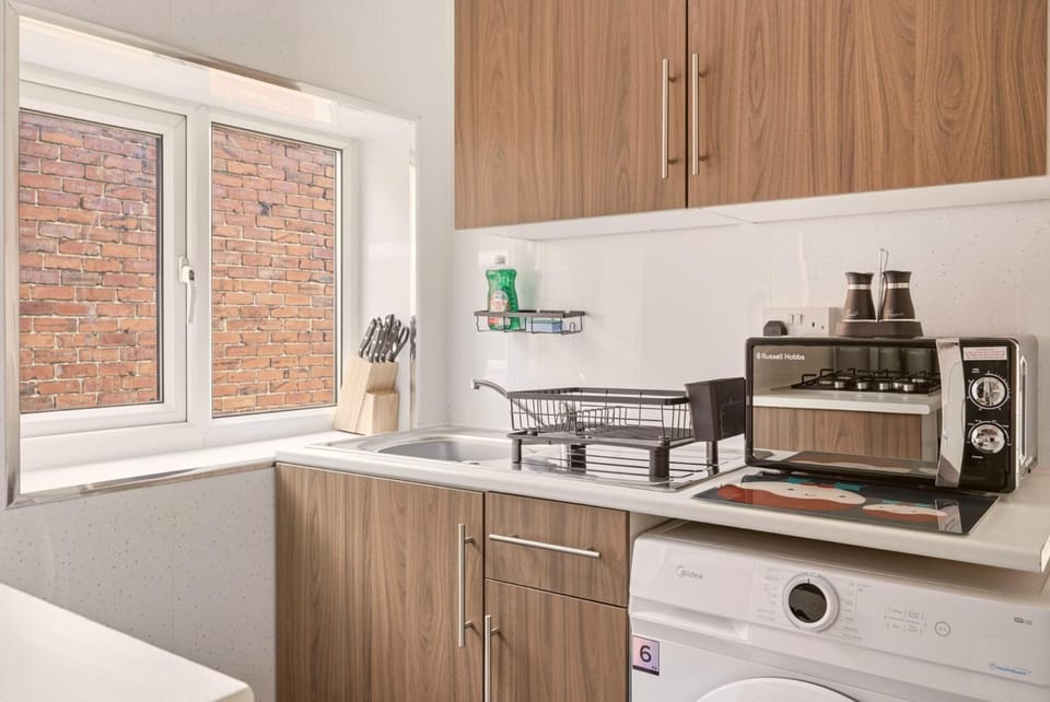 Coffee/tea facilities, Kitchen or kitchenette, stove, toaster
