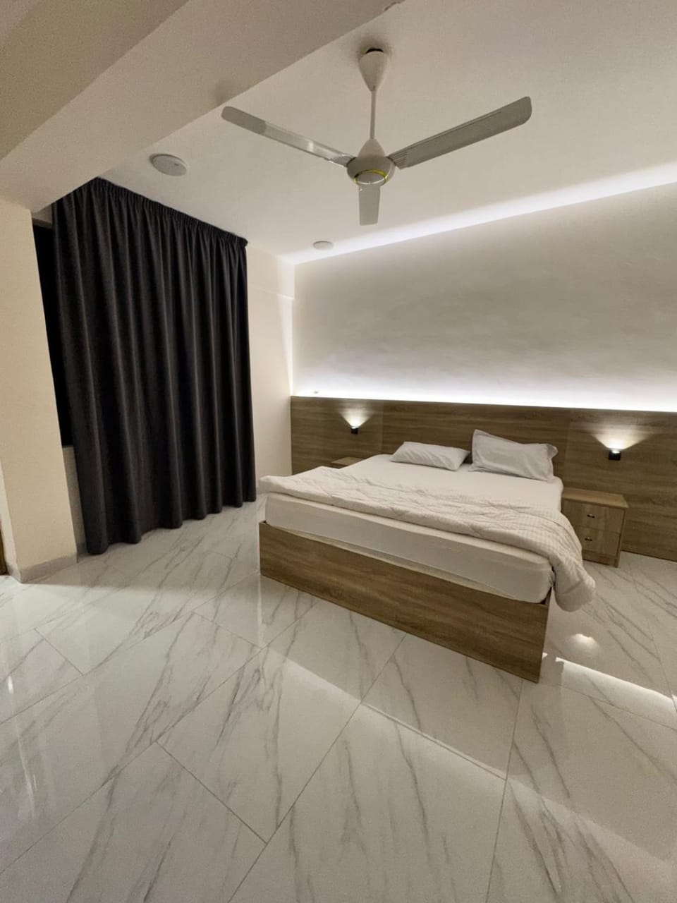 Photo of the whole room, Bedroom
