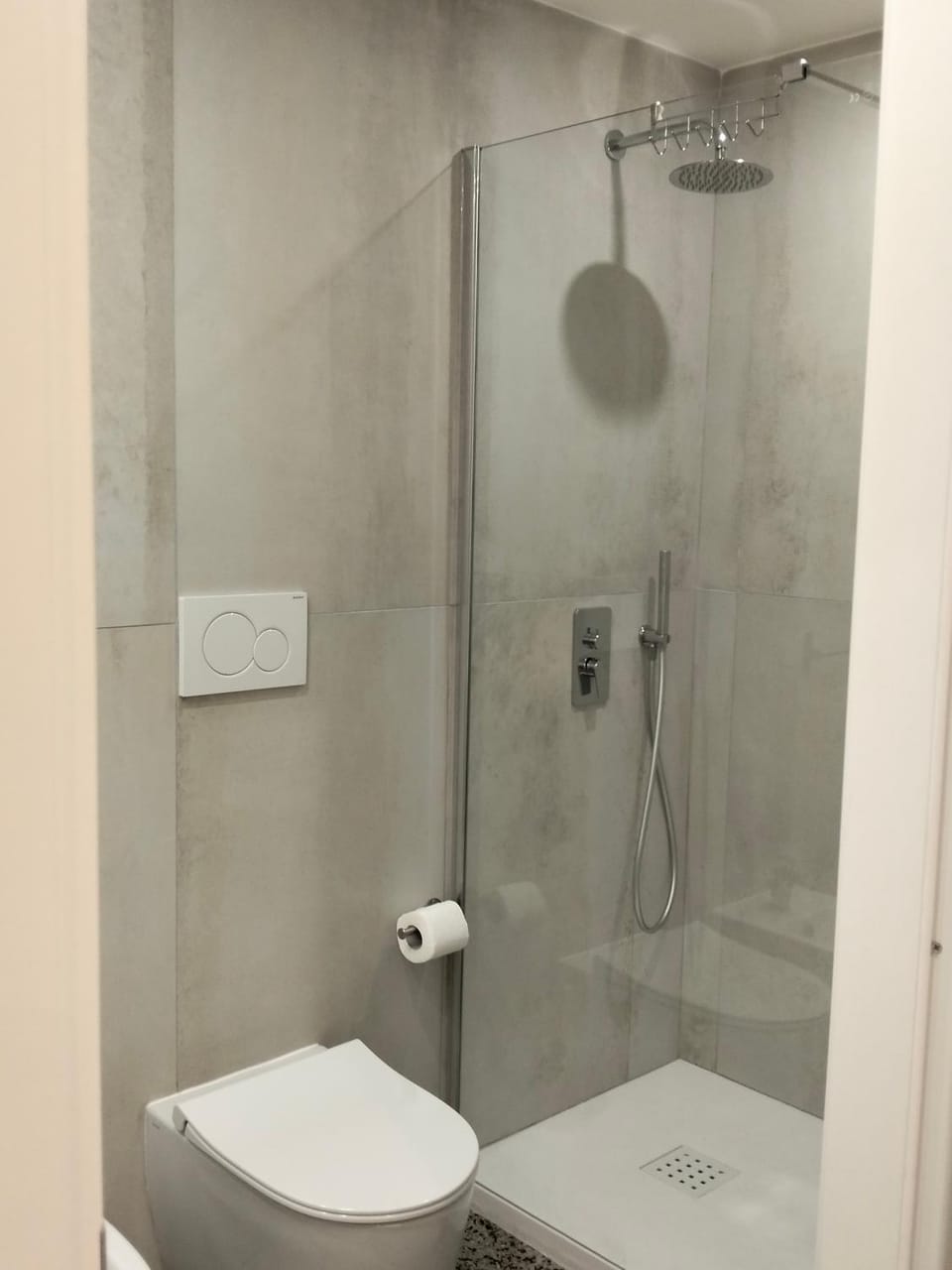 Shower, Toilet