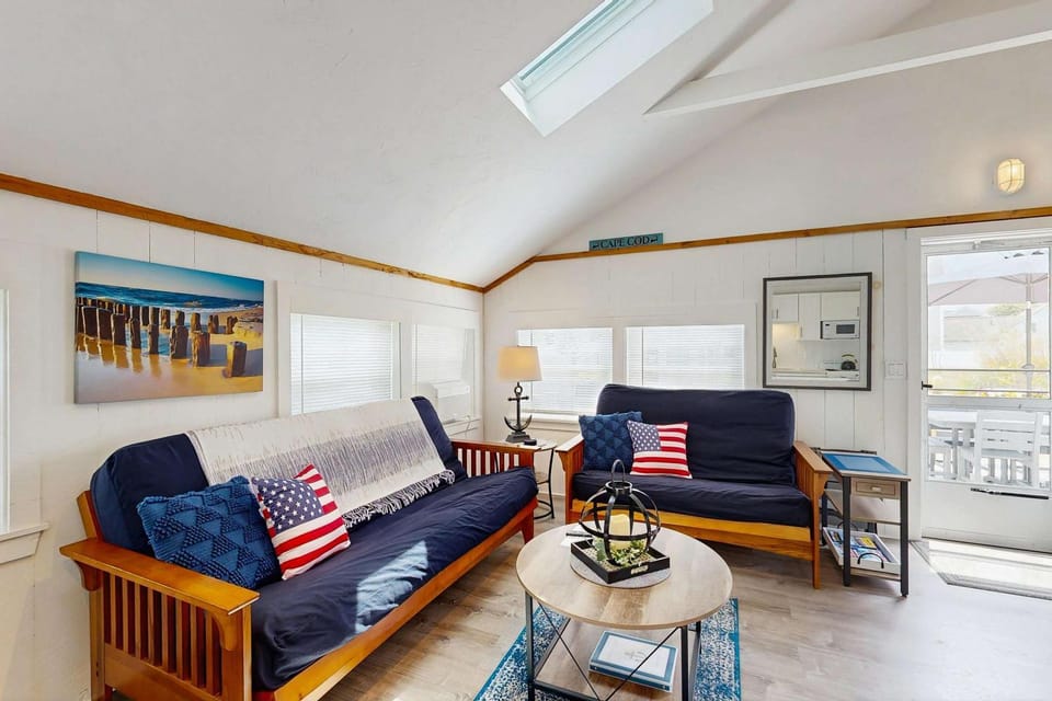 Cozy Cottage with Deck Yard & Walk to the Beach House in Dennis Port