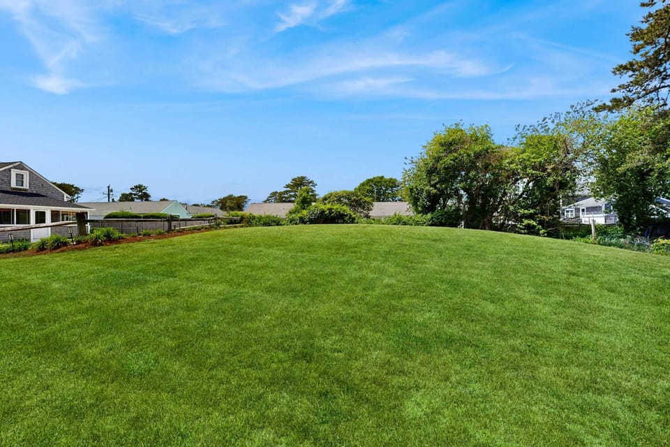 Cozy Cottage with Deck Yard & Walk to the Beach House in Dennis Port