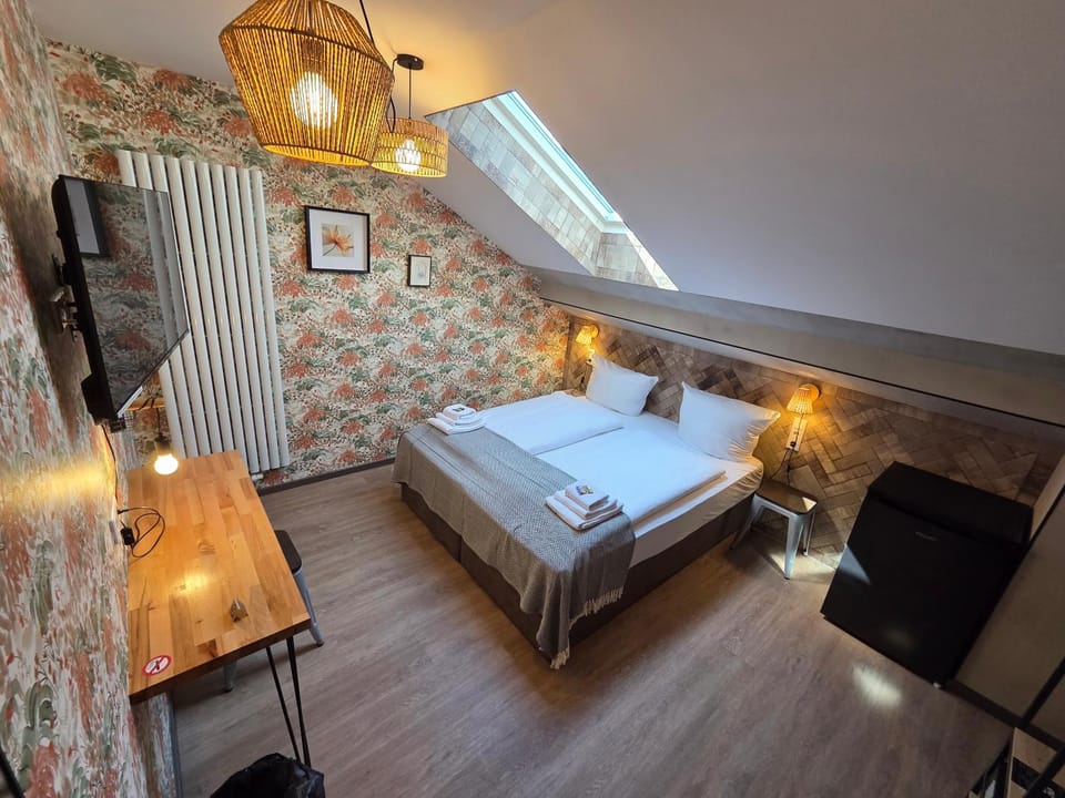 Bed, TV and multimedia, Photo of the whole room, Bedroom