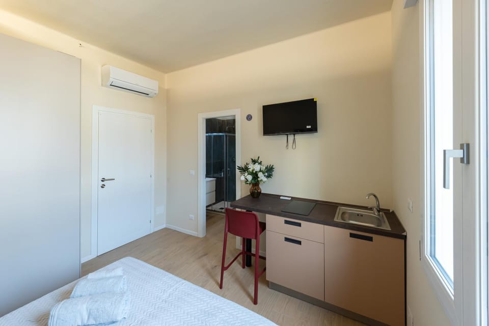 Bed, TV and multimedia, Kitchen or kitchenette, Bedroom, air conditioner