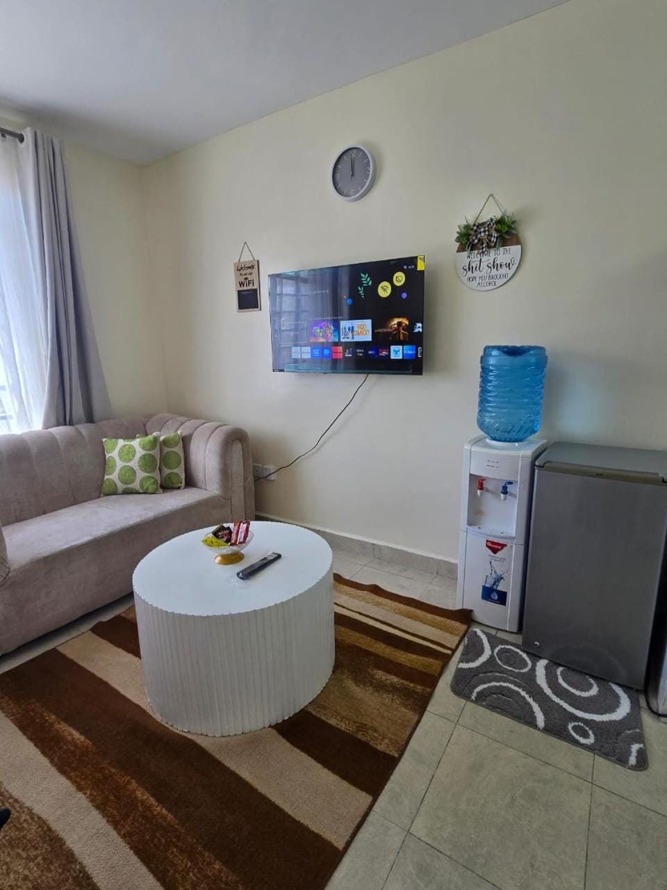 Communal lounge/ TV room, TV and multimedia, Living room, Seating area, Evening entertainment