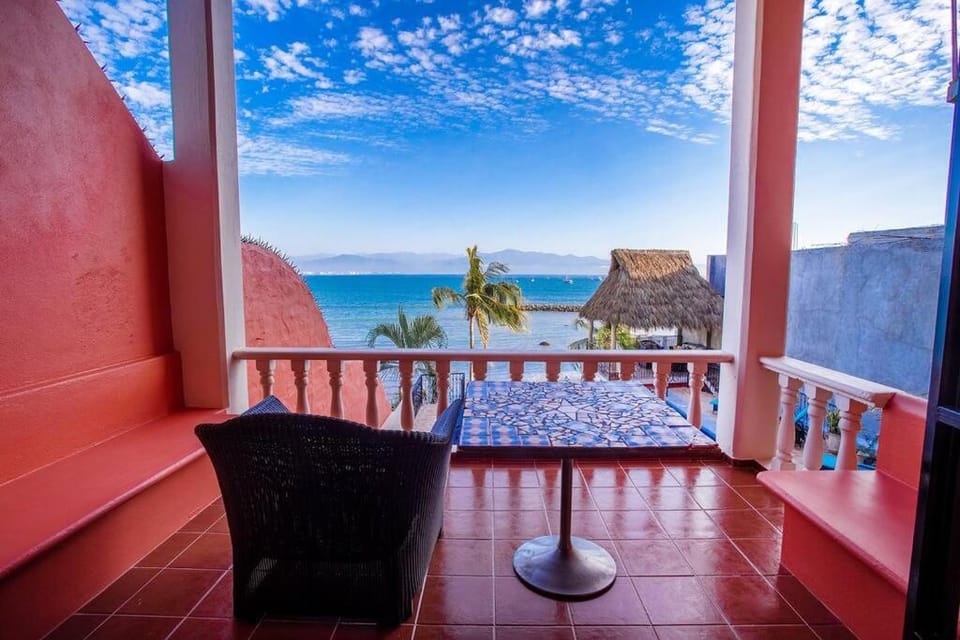 Enjoy our lovely beachfront 4 bedroom luxury villa House in La Cruz de Huanacaxtle