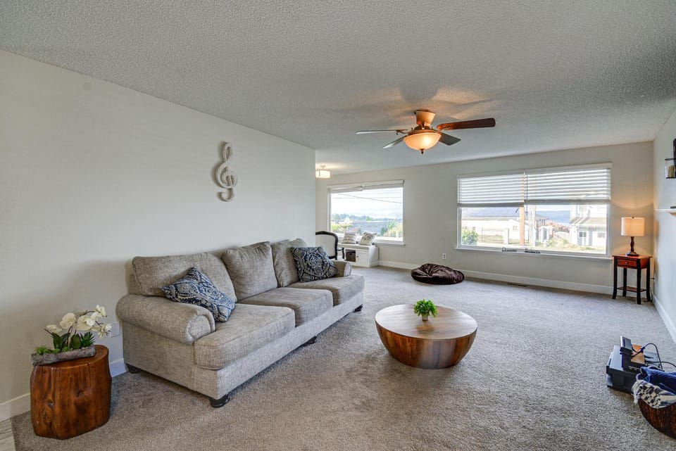 Seasonal Private Pool: Tacoma Home w/ Patio & BBQ! House in University Place