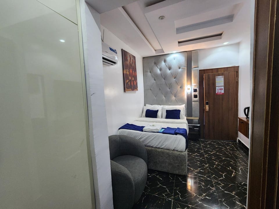 Bed, Living room, Photo of the whole room, Seating area, Bedroom, wardrobe