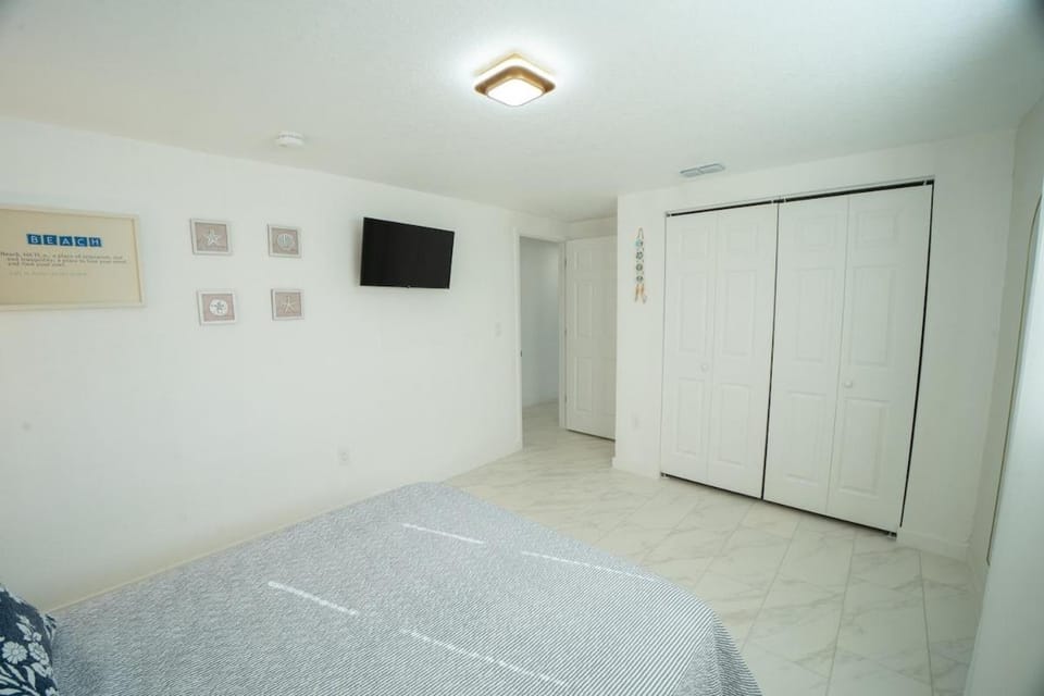 Modern 3BR, 4 Mi to Beach, Grill, Games & More House in Largo
