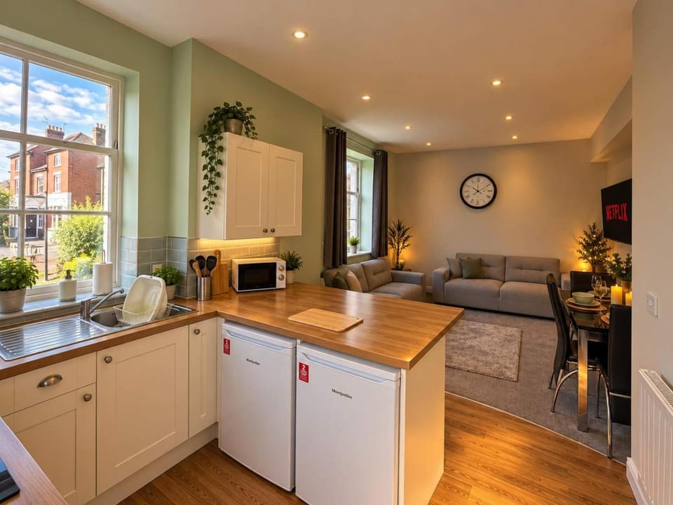 Kitchen or kitchenette, Living room, Seating area, Dining area
