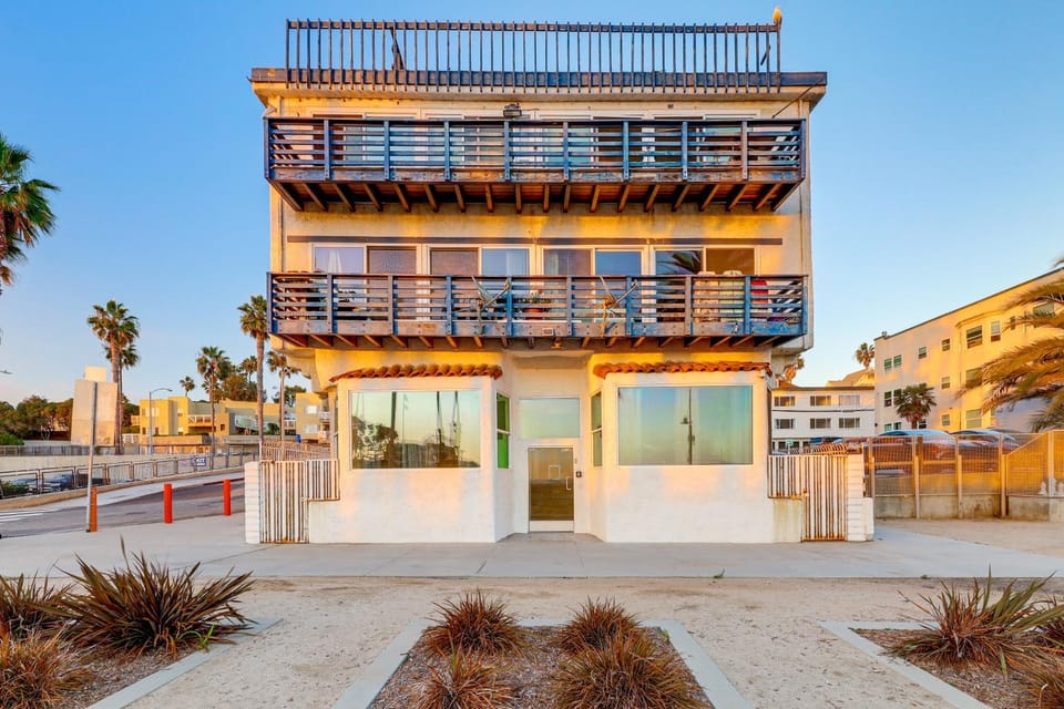 Sun, Surf & Pier Views: Santa Monica Beach Condo! House in Santa Monica
