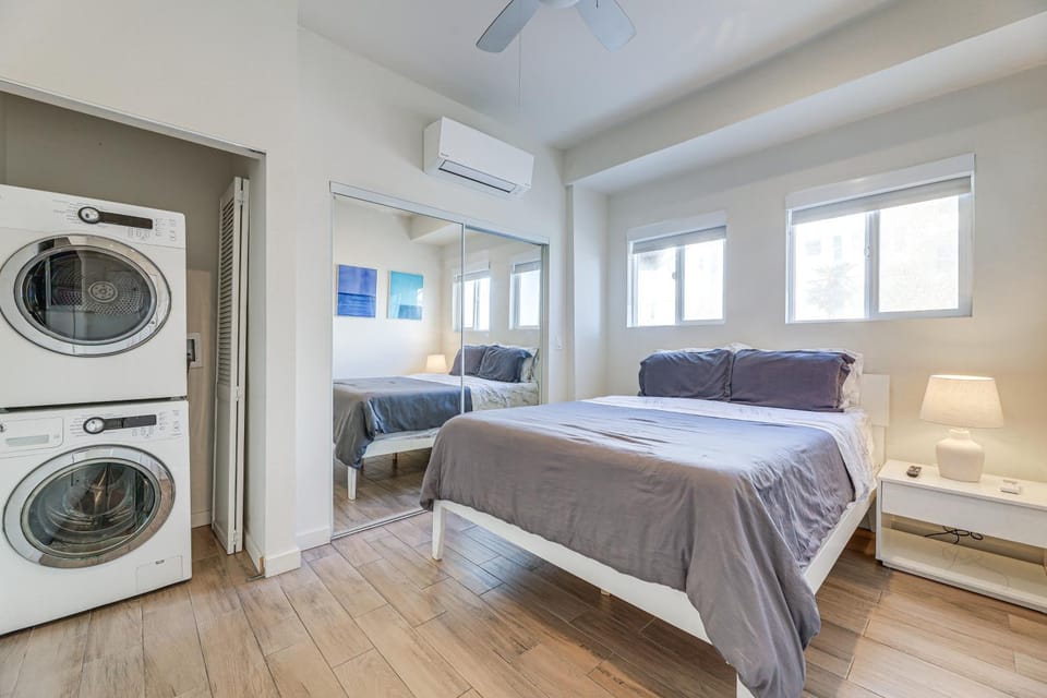 Sun, Surf & Pier Views: Santa Monica Beach Condo! House in Santa Monica