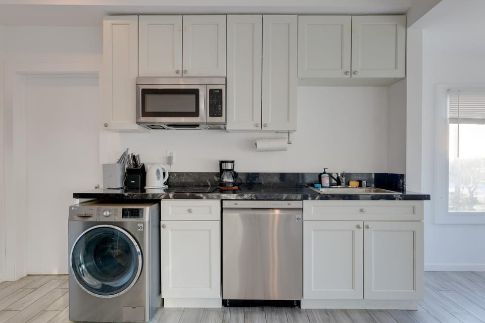 Steps to Boardwalk! Sunny Santa Monica Studio Apartment in Santa Monica