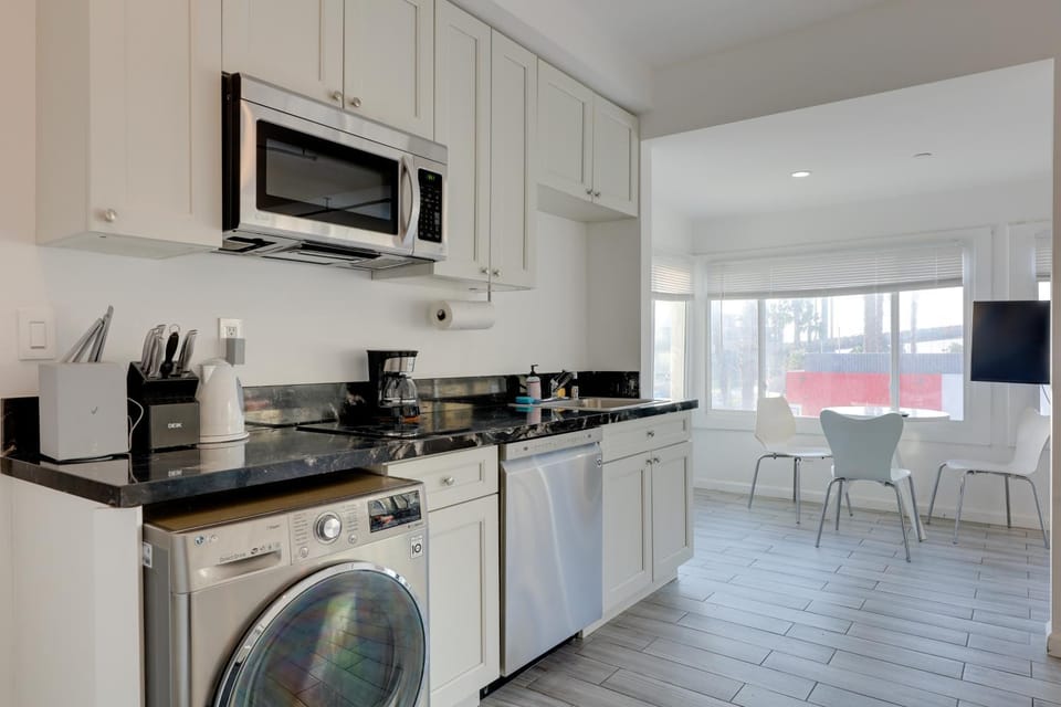 Steps to Boardwalk! Sunny Santa Monica Studio Apartment in Santa Monica