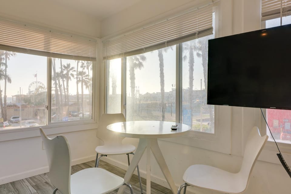 Steps to Boardwalk! Sunny Santa Monica Studio Apartment in Santa Monica