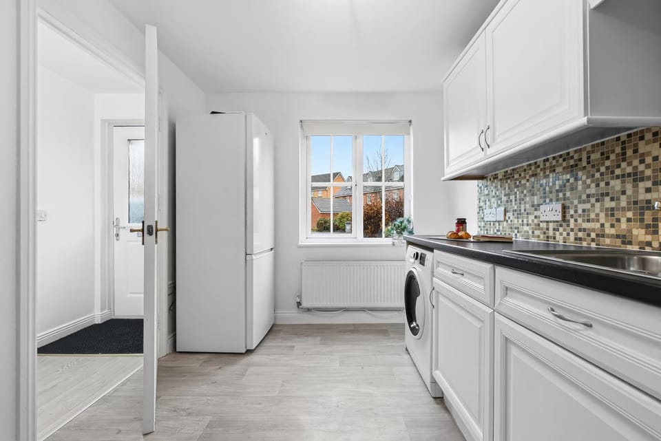 House Sleeps 9 with Enclosed Garden House in Solihull