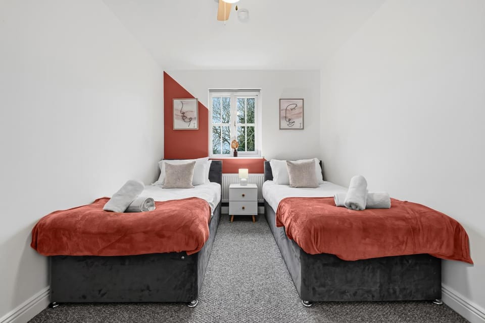 House Sleeps 9 with Enclosed Garden House in Solihull