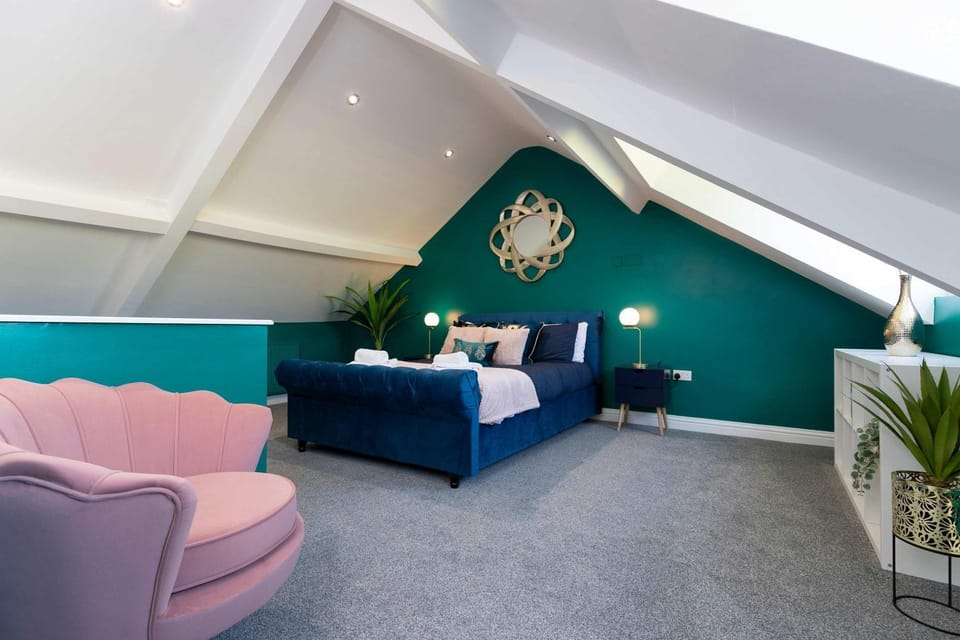 Spacious 4-Bed - Parking & Views - Bishop Auckland House in England