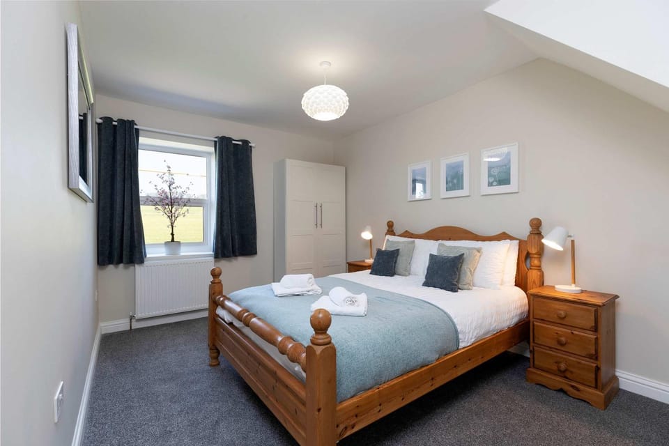 Spacious 4-Bed - Parking & Views - Bishop Auckland House in England