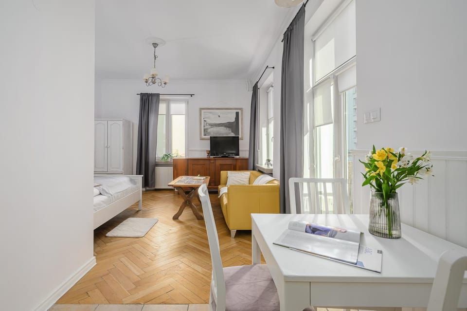 Bed, Living room, Photo of the whole room, Seating area, Dining area, Bedroom