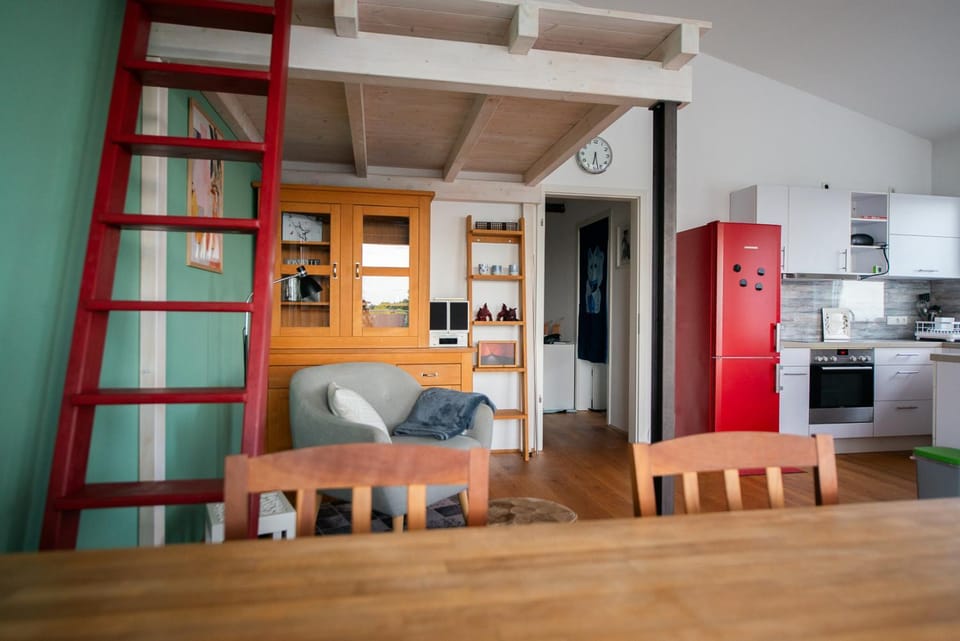Kitchen or kitchenette, Living room, Seating area, Dining area, oven