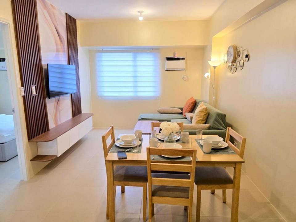 TV and multimedia, Living room, Seating area, Dining area, air conditioner