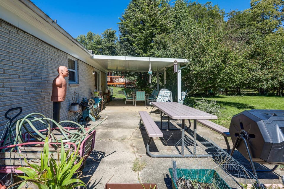 Dayton Area Extended Stay w/ Half-Acre Garden House in Dayton