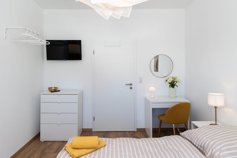 Bed, TV and multimedia, Photo of the whole room, Bedroom