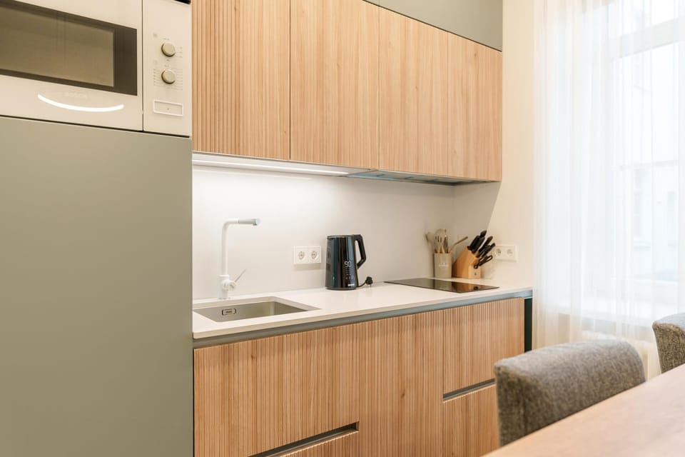 Coffee/tea facilities, Kitchen or kitchenette, stove