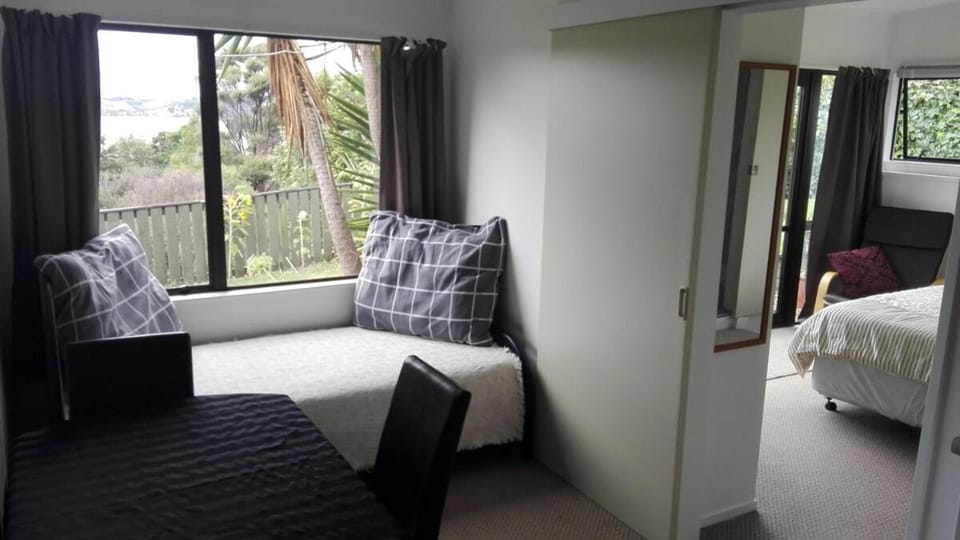 Moonlight Bay Studio with views Apartment in Raglan