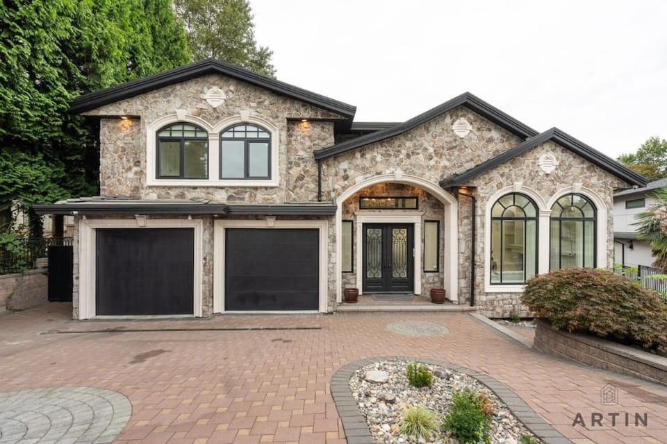 Grand Burnaby 5BR Retreat with Private Movie Room House in Burnaby