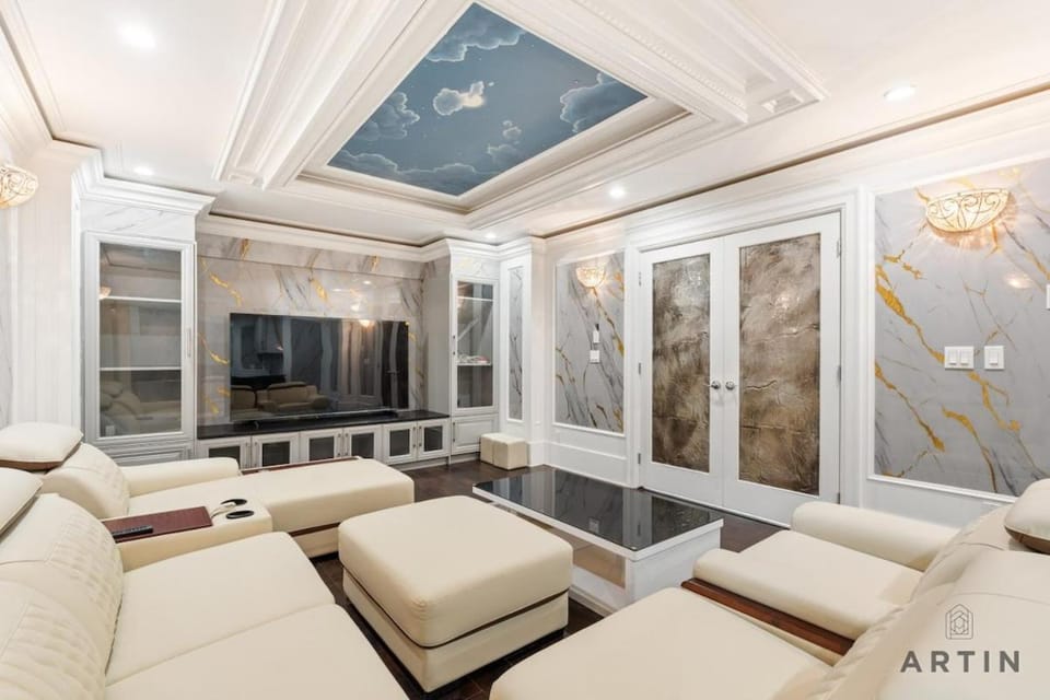 Grand Burnaby 5BR Retreat with Private Movie Room House in Burnaby