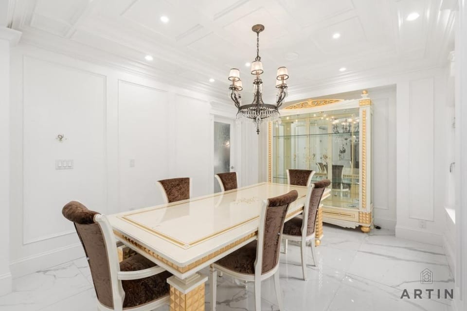 Grand Burnaby 5BR Retreat with Private Movie Room House in Burnaby