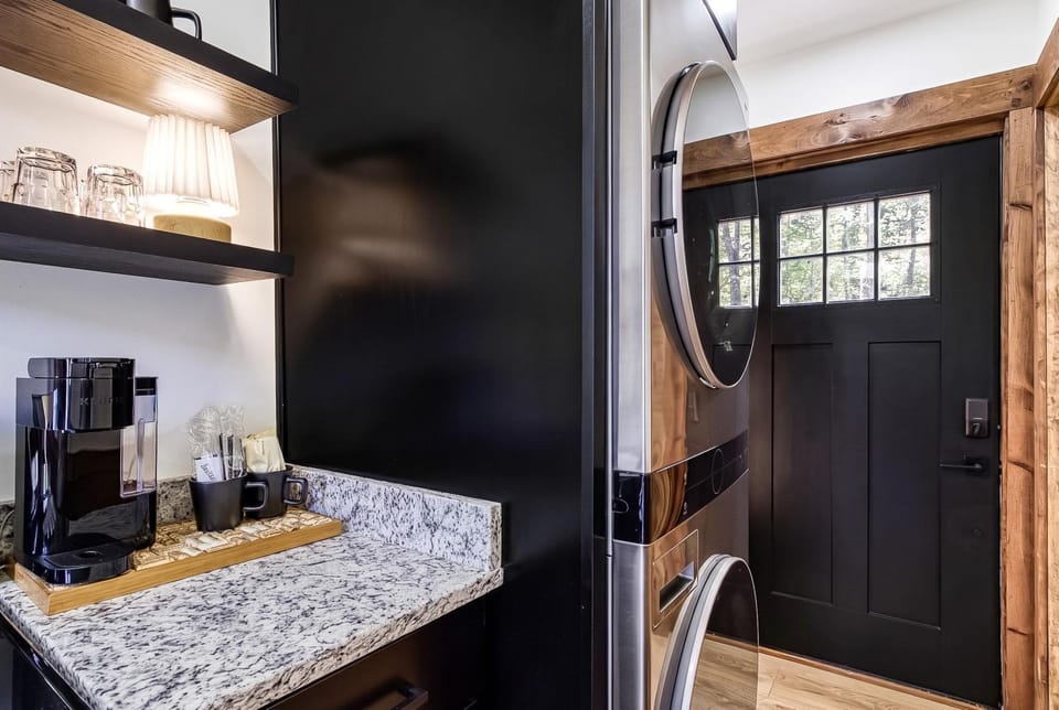 The Happy Hideaway - Hot Tub, WIFI, Free Tickets Chalet in Gatlinburg