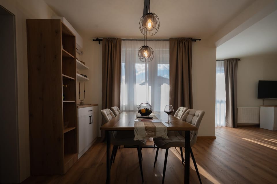 Communal lounge/ TV room, TV and multimedia, Living room, Seating area, Dining area