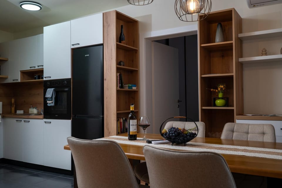 Coffee/tea facilities, Kitchen or kitchenette, Dining area, oven, stove