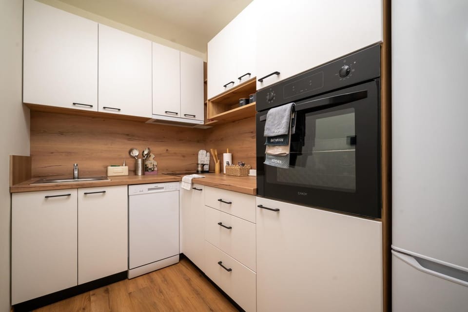 Coffee/tea facilities, Kitchen or kitchenette, dishwasher, oven, stove