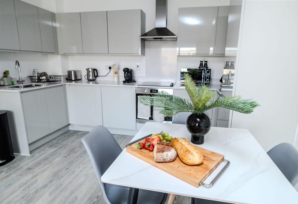 2BR Modern Flat, fast Wi-Fi, Balcony & Parking Apartment in Aylesbury Vale