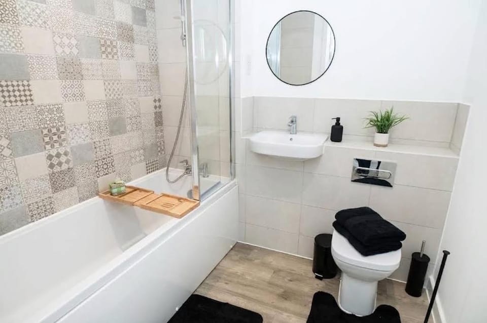 2BR Modern Flat, fast Wi-Fi, Balcony & Parking Apartment in Aylesbury Vale