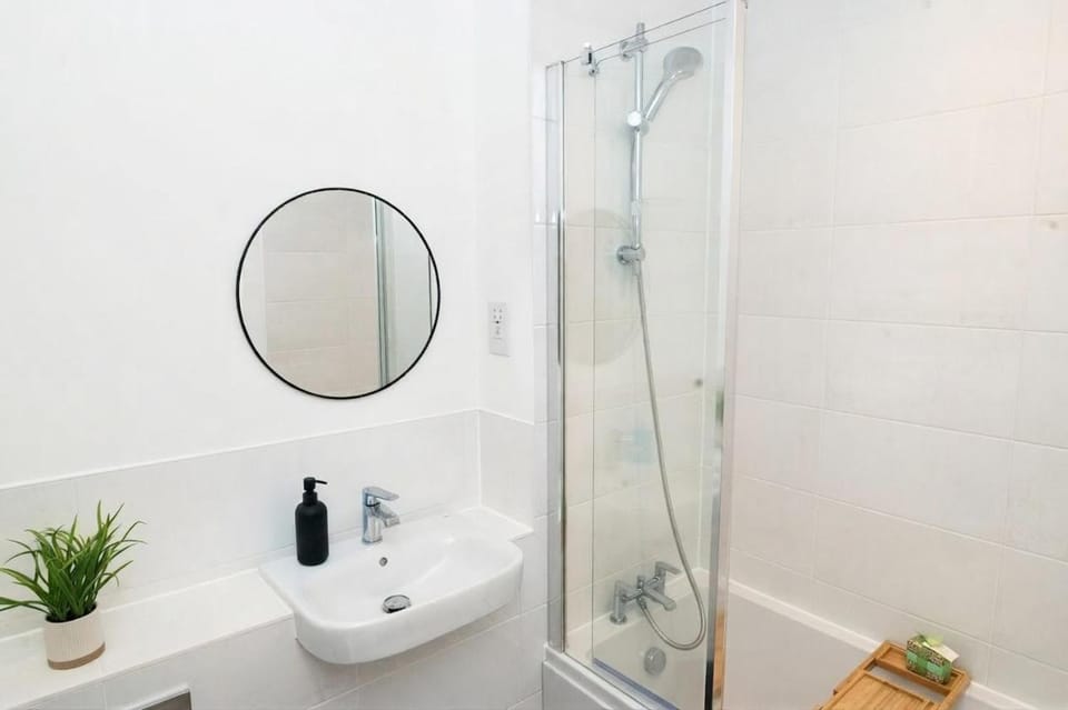 2BR Modern Flat, fast Wi-Fi, Balcony & Parking Apartment in Aylesbury Vale