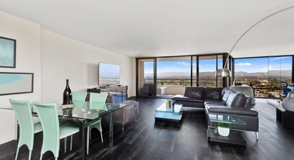 Chic Two Bedroom Residence with Panoramic Views Apartment in Marina del Rey